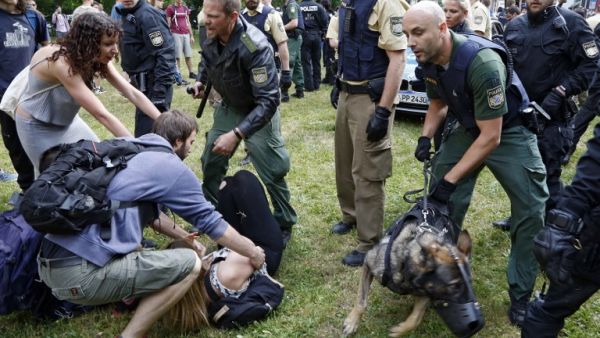 Police use dogs to clear a sit-in protest of vocational school students against the deportation of a 20-year-old Afghan fellow student in Nuremberg, southern Germany on May 31, 2017. (AFP/Michael Matejka)