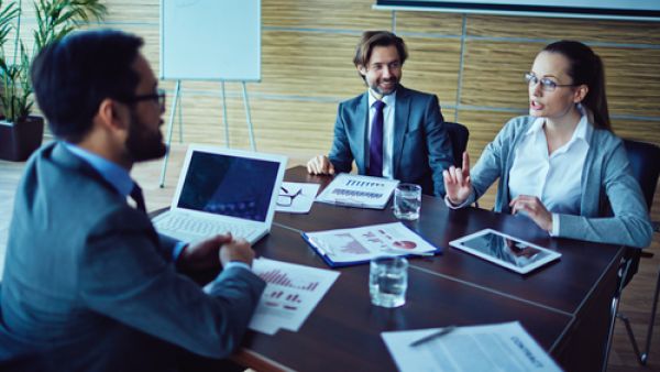 تعتمد مقابلة العمل بغالبيتها على طريقة الأسئلة  والإجابات 