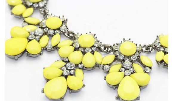 السلاسل الضخمة تزين إطلالتك فاعتمديها هذا الصيف (shutterstock.com)