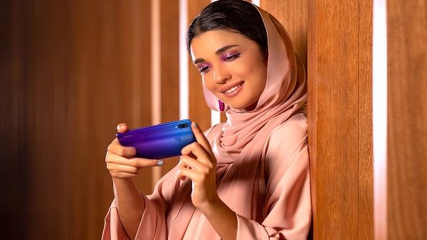إن اقتناء هاتف محمول ومدعوم بإمكانات الذكاء الاصطناعي يعد بمثابة تحويل حلم عشاق السيلفي إلى واقع ملموس، إذ بات الهاتف أشبه ما يكون بروبوت يعمل كمصوّر محترف لدى مستخدمه. إن اقتناء هاتف محمول ومدعوم بإمكانات الذكاء الاصطناعي يعد بمثابة تحويل حلم عشاق السيلفي إلى واقع ملموس، إذ بات الهاتف أشبه ما يكون بروبوت يعمل كمصوّر محترف لدى مستخدمه.