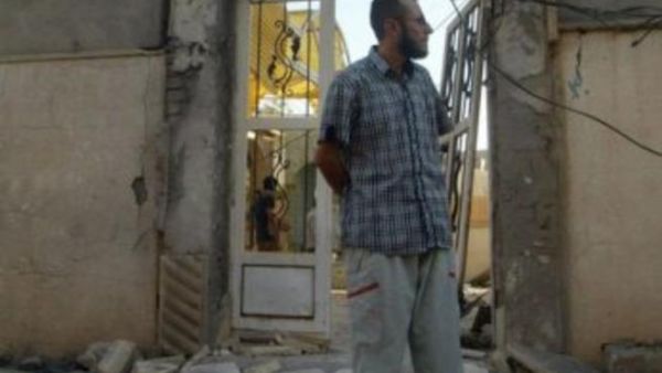 عراقي يقف امام كنيسة العائلة المقدسة بعد تعرضها لاعتداء الثلاثاء