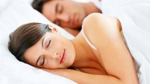 تحتاج النساء والرجال لساعات نوم متساوية.
