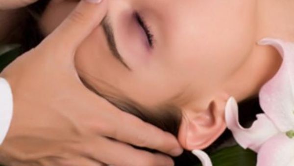يمكنك القيام بهذه الخطوات في المنزل أو يمكنك الاستعانة بخبيرة تدليك الوجه في صالون متخصص.