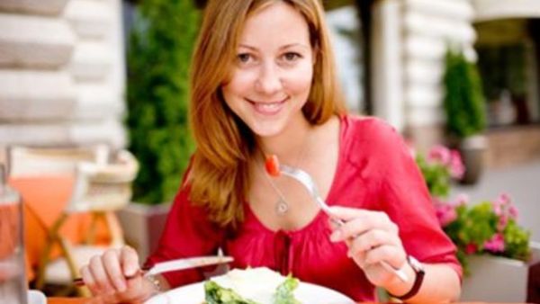 لا تبدئي وجبة غداءك أو عشاء بالخبز والزبدة.
