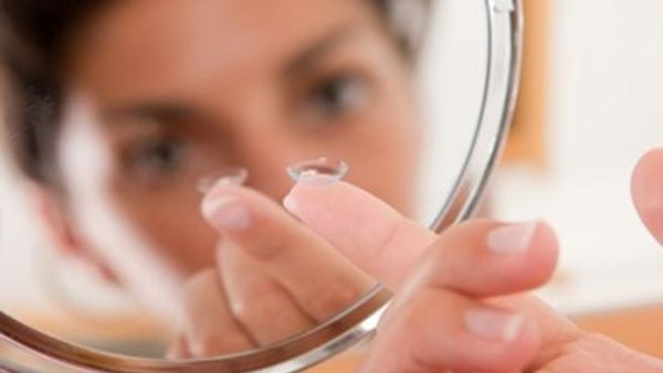 نظارات طبية أم عدسات؟