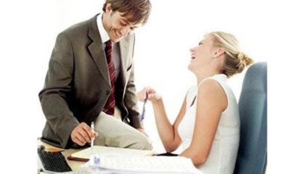 الابتسامة الكبيرة سوف تمنح ملامحك المزيد من الدفء مما يجعله يقع في حبك على الفور