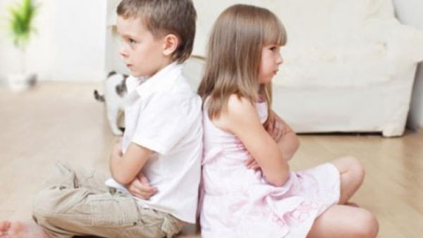 العنف بين الاشقاء ليس "لهو أطفال" بل مشكلة يجب حلها 