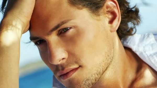 الرجل الوسيم جائزة في عيون شريكته وسبب لغيرتها الشديدة 