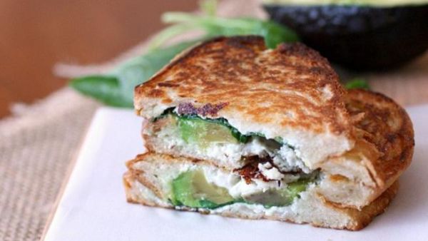 ساندويتش سبانخ، جبن ماعز وافوكادو