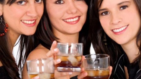 تختار الصديقة الاجمل صديقة اقل جمالا لترافقها وبالتالي تزيد حظوظها بالفوز برجل مناسب