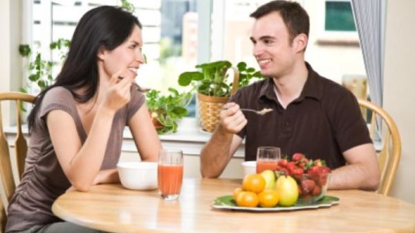 الزوجة الذكية تقدم الاختيارات الغذائية الصحية لزوجها 