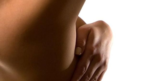 الفحص الذاتي يساعد في العلاج المبكر - تعبيرية 