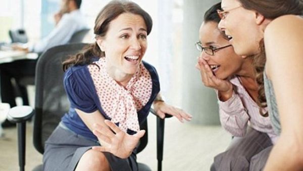 النساء يفضلن الثرثرة على أكثر النشاطات الأخرى 