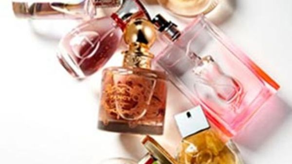 صورة تعبيرية لمجموعة عطور مختلفة 