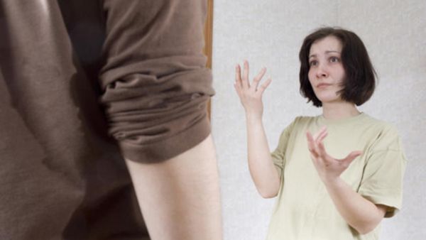 بعض النِّساء قد يسمحن بمرَّة أو مرَّتين لخيانة أزواجهن، ولكن المرأة فيما بعد تهاجمه وتطلب الطَّلاق.