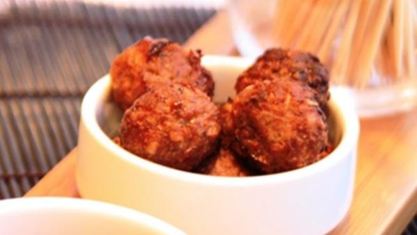 شوربة كرات اللحم بالتوابل الاندونيسية