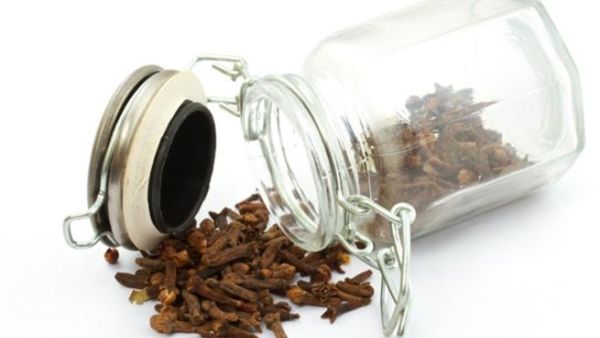 يستخدم زيت القرنفل في صناعة العطور، والصابون، وأملاح الاستحمام