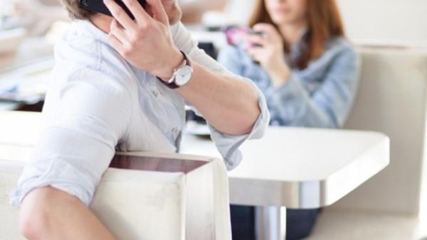 قد لا يكون الرد على اتصال هاتفي طارئ أمرا فظا