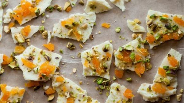 شوكولاته بيضاء بالدراق والفستق شوكولاته بيضاء بالدراق والفستق