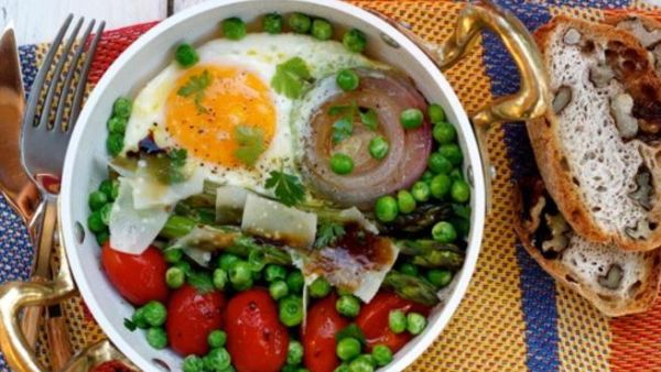 بيض مقلي مع الخضار والبارمجان