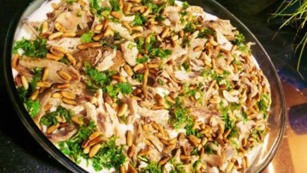 فتة الدجاج باللبن والثوم