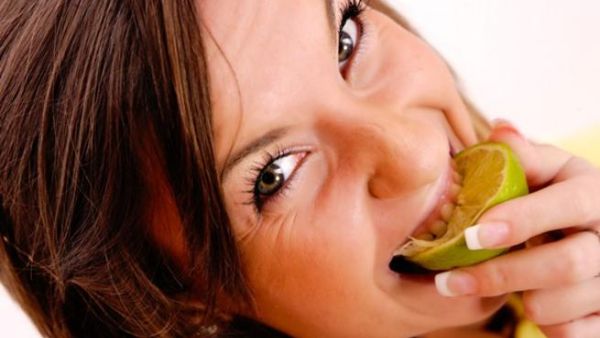 الحمضيات من الثمار الهامة لتنظيف الجسم من السموم، اعصري بعض الليمون في كوب الماء يوميا