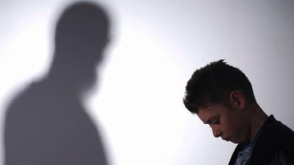 سهر المراهق خارج البيت العلاج في يد الأب وحده