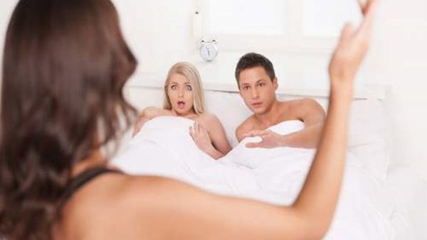 فك الأسباب التي لا تعد ولا تحصى التي تؤدي إلى الخيانة الزوجية