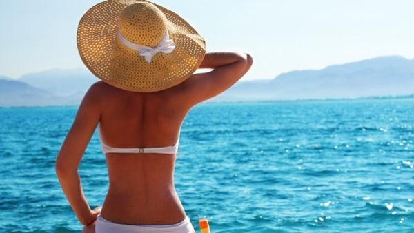 يمكنك تقشير الجسم بسهولة أكثر عن طريق استخدام السكر الخشن وماء الورد