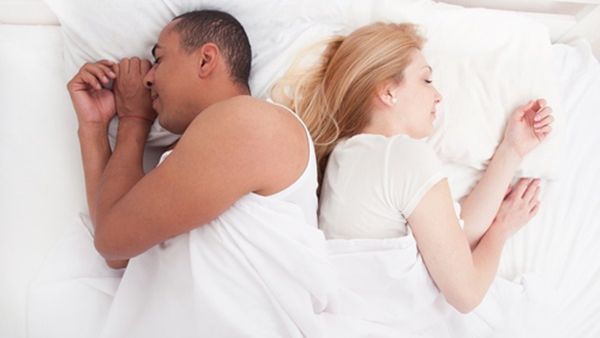 ماذا تقول وضعية النوم عن علاقتك بالشريك؟
