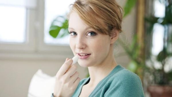 استخدام مرطب واقي للشفاه هو أفضل طريقة لمنع تشقق الشفتين