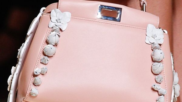 حقائب وردية وأخرى مخيطة في عرض فيندي الجديد