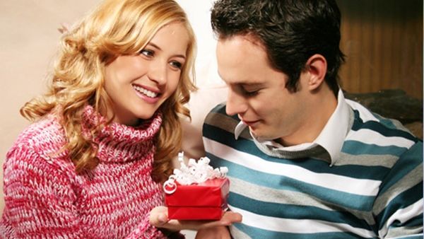 هناك الكثير من الهدايا الرائعة والرمزية غير الدببة الظريفة والوسائد على شكل قلوب حمراء