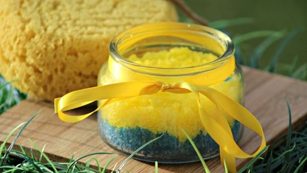 مقشر بالملح وزيت الليمون مقشر بالملح وزيت الليمون