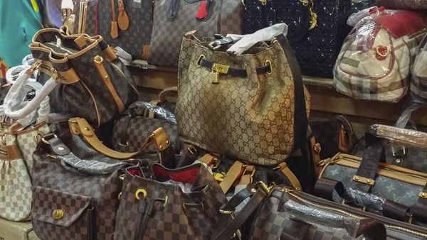 الحقائب الفاخرة لا تأتي مع بطاقات جلدية
