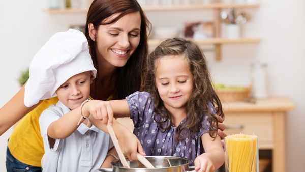 الطبخ هو وسيلة رائعة لتقوية علاقتك مع أطفالك