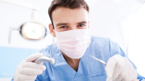 ينصح الأطباء المرضى الذين يتعرضون لخلع أضراسهم للالتزام بالعديد من النصائح 