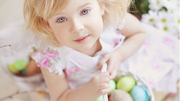 استمتعي مع اطفالك بتلوين بيض عيد الفصح دون أن تتلوث أيديكم