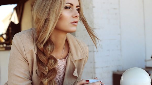 الأمشاط الواسعة هي أكثر لطفا لفك تشابكات الشعر، تجنبي الفرشاة