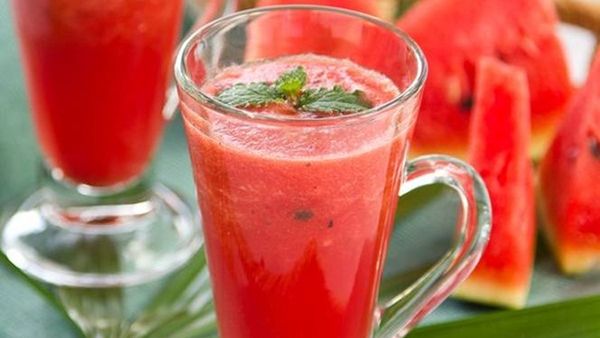 البطيخ فوائد عديدة وعصير منعش