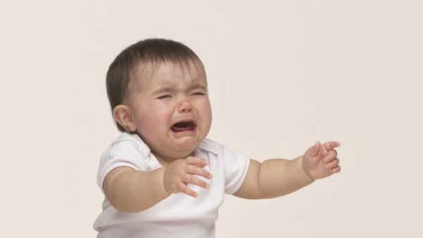 لا تتركي الطفل يبكي كثيرا لوحده، ضميه الى صدرك فهو بحاجة إلى حنانك