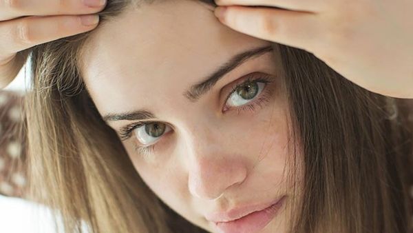 أسباب تساقط الشعر وطرق الوقاية منه