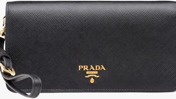 حروف شعار برادا المعدنية وضعت في الوسط حتى يراها الجميع