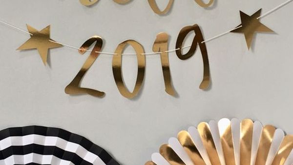 الأسود والذهبي لمائدة احتفالات رأس السنة