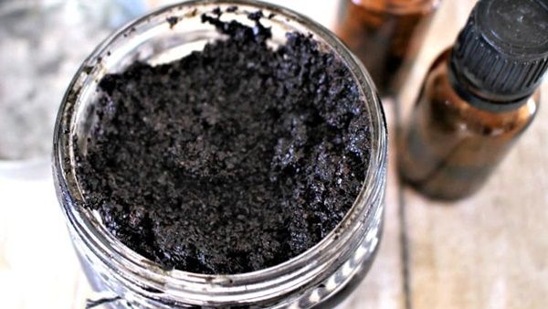 اصنعيه بنفسك: مقشر القهوة والفحم للحد من السيلوليت