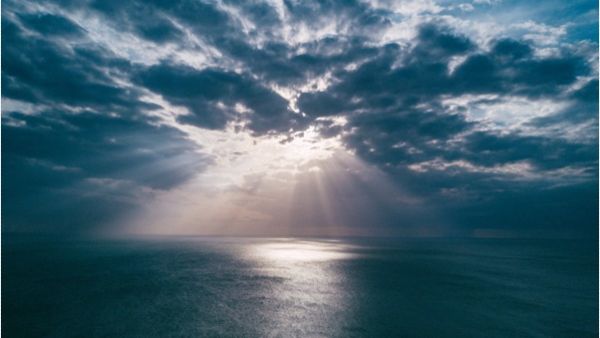 رؤية الغيوم المظلمة أو العاصفة في حلمك ترمز إلى الكآبة أو الغضب