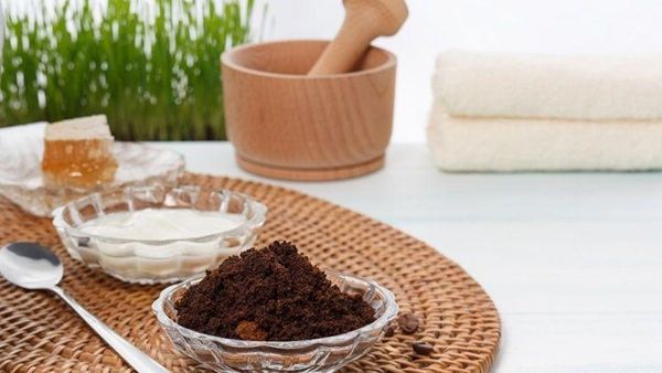 جميلة البوابة: تخلصي من الهالات الداكنة باستخدام القهوة