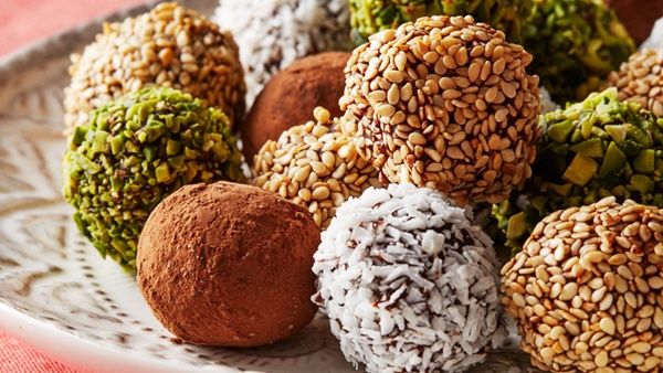 أطباق احتفالية: كرات التمر بالمكسرات