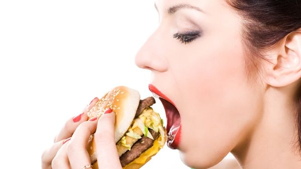 تناول الطعام بسرعة قد يكون سيئًا لصحتك