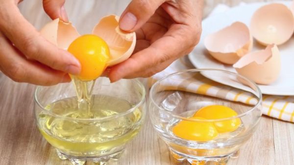 اصنعيه بنفسك: قناع خل التفاح والبيض لفرد الشعر وتنعيمه